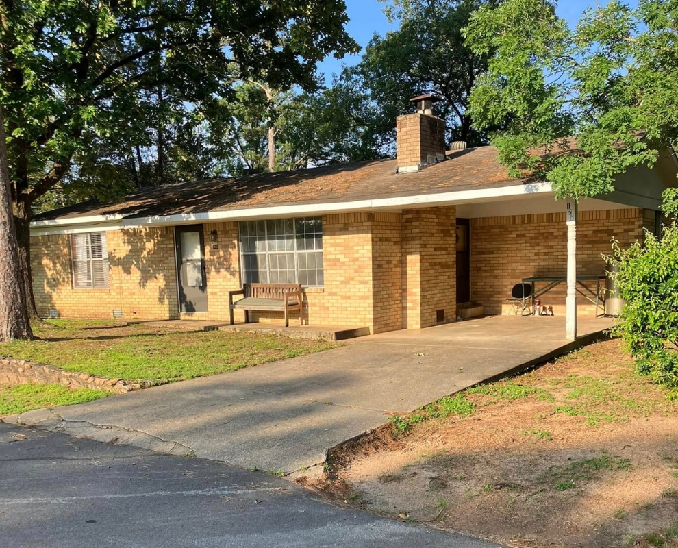 Lake Hamilton family cabin rental exterior at Knollwood Lodge with patio and lake view