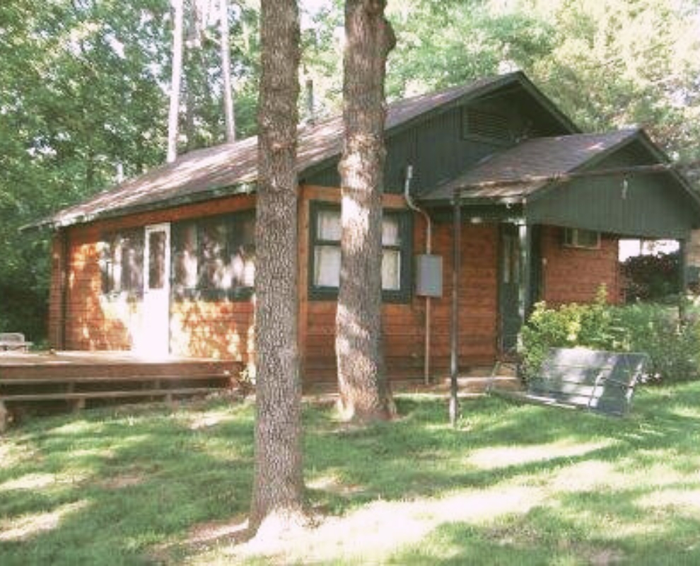 Front view of Cabin 2 at Knollwood Lodge – lakefront cabin Hot Springs