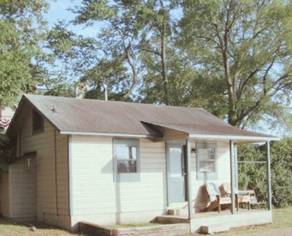 Exterior view of The Love Shack cabin rental at Knollwood Lodge in Hot Springs, closest to Lake Hamilton