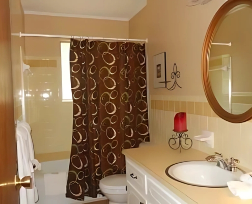 Clean bathroom with shower in family-friendly cabin near Lake Hamilton at Knollwood Lodge
