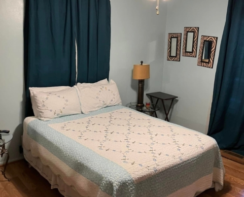 Guest bedroom with full bed in Lake Hamilton family-friendly cabin