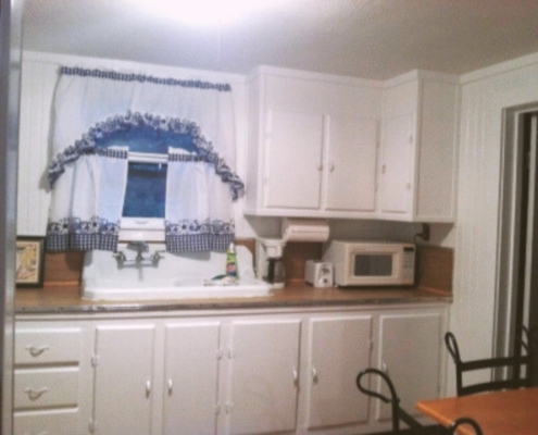 Fully equipped kitchen in Cabin 2 – lakefront cabin Hot Springs lodging