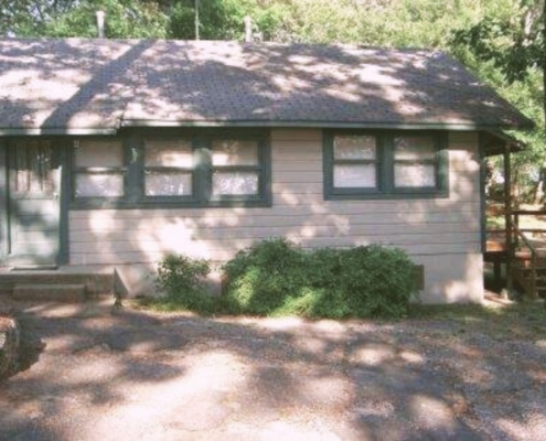 Front view of Cabin 4 at Knollwood Lodge – cozy Hot Springs lake cabin
